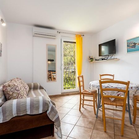 Apartments With A Parking Space Baska, Krk - 13907 الغرفة الصورة