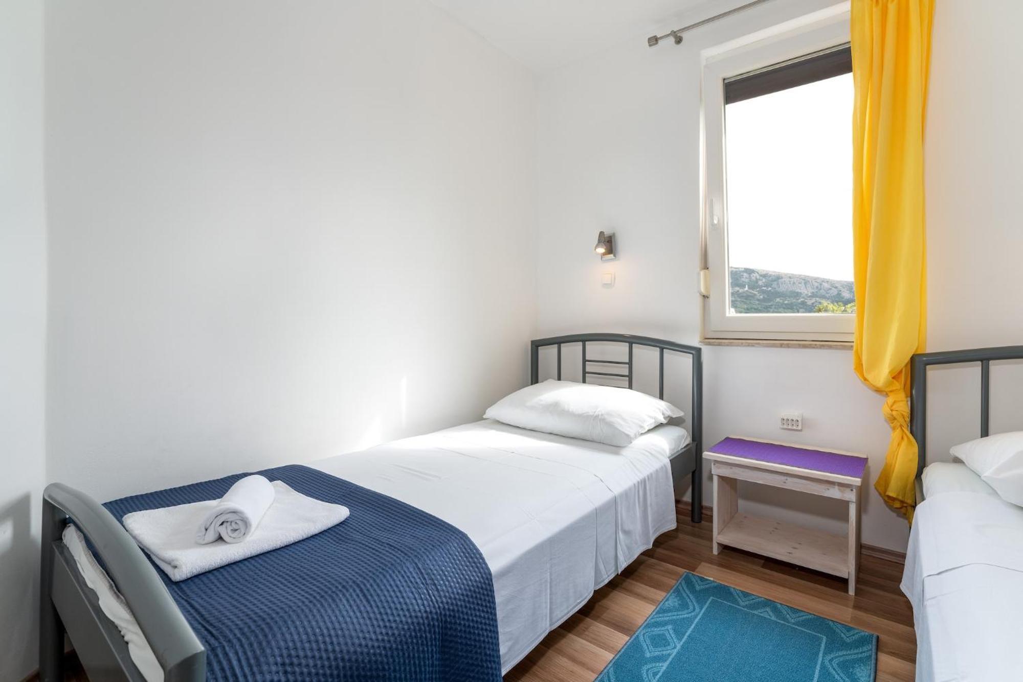 Apartments With A Parking Space Baska, Krk - 13907 الغرفة الصورة